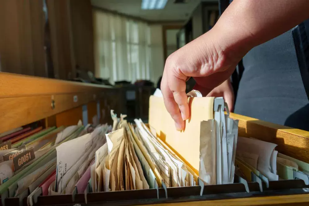 Práticas seguras de destruição de documentos: como proteger sua empresa e seus clientes Práticas seguras de destruição de documentos: como proteger sua empresa e seus clientes